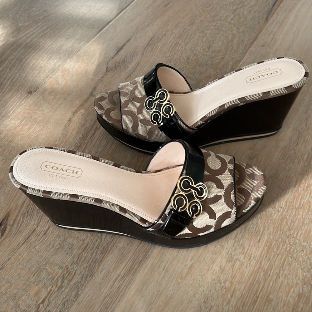 Coach ‘Geri’ platform slides.Brown/tan insignia pattern w/brown patent leather.